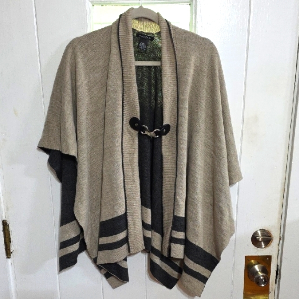 FRAAS Women's Cape Style Sweater With Clasp Tan/Gray Stylish Warm One‎ Size EUC